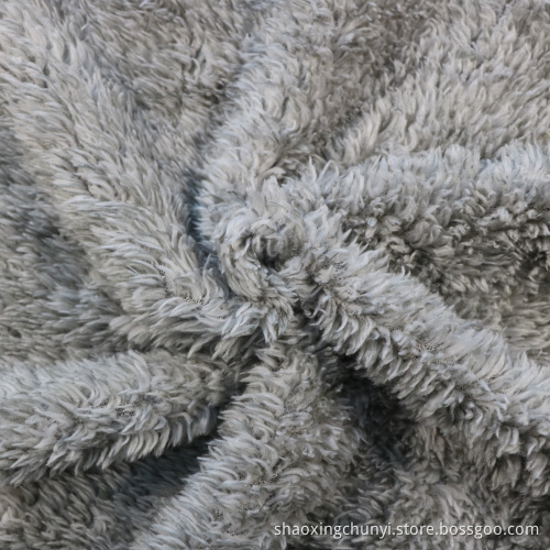 100Polyester Anpassad färg Mjuk handkänslan Weft Sticked Cationic Dye Sherpa Fleece Tyg för sängkläder filtplagg